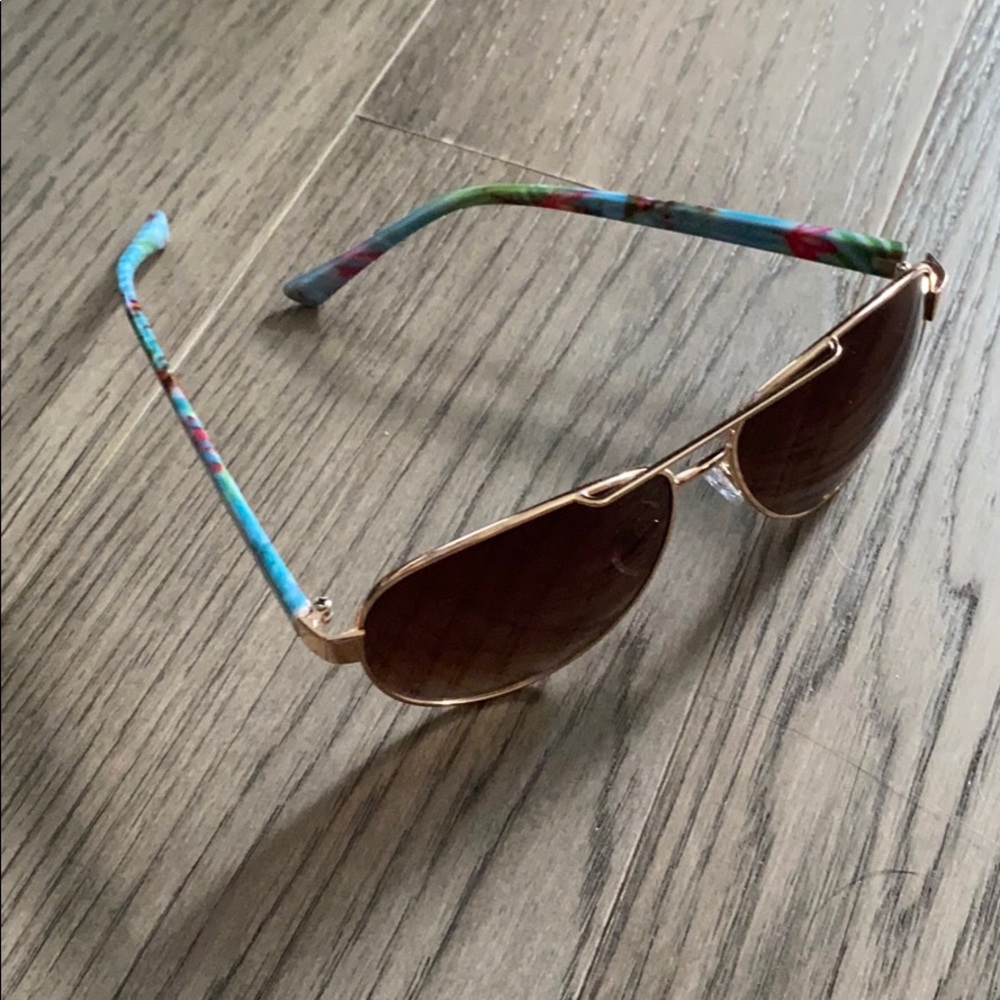 Aviator style sunglasses